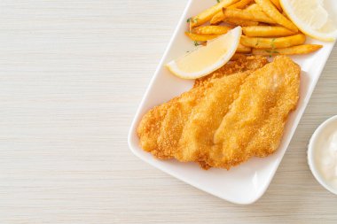 balık ve patates kızartması - kızarmış balık fileto patates cipsi ve limonlu beyaz tabak