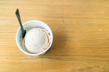 Çöl Gri Çay Dondurması Ahşap masada fincanda