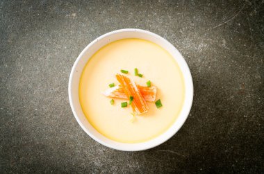 Yengeç sopasıyla haşlanmış yumurta ve taze soğan.