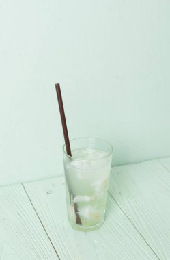 Hindistan cevizi suyu ya da buzlu hindistan cevizi suyu.