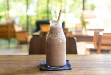 Buzlu çikolatalı milkshake frappe ya da kafe ve restoranda harmanlamak.