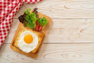 Peynirli ev yapımı ekmek ve kahvaltıda sebze salatasıyla birlikte kızarmış yumurta.