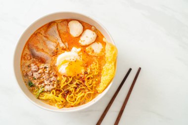 Baharatlı çorbada köfte ve domuz etli erişte mi yoksa Asya usulü Tom Yum Erişte mi?