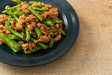 Kızarmış Fransız fasulyesi ya da kıymalı yeşil fasulye. Asya usulü.