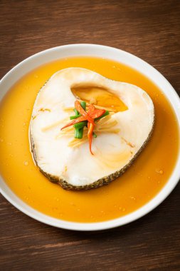 Soya soslu haşlanmış morina balığı ya da buğulanmış kar balığı ya da soya soslu Şili Bası.