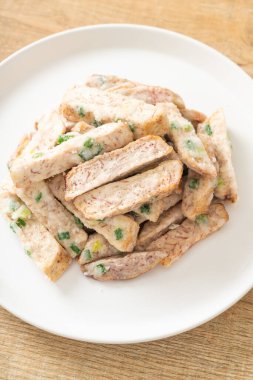 Şeker kaplı taro ya da Kıtır Tatlı Taro tabakta