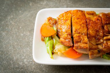 Teppanyaki teriyaki lahana ve havuçlu tavuk bifteği.