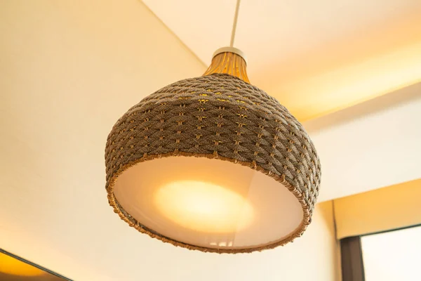 Крупним Планом Красива Плетена Лампа Освітленням Кімнаті — стокове фото