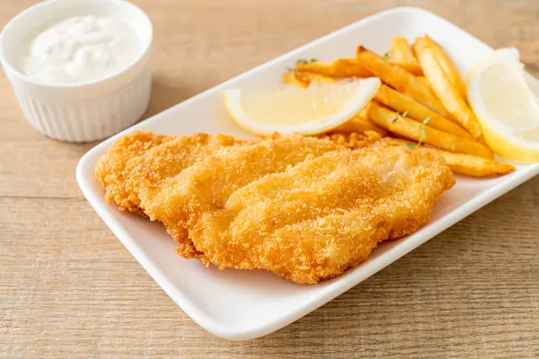 balık ve patates kızartması - kızarmış balık fileto patates cipsi ve limonlu beyaz tabak