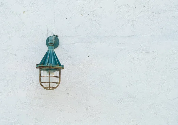 Oude Outdoor Hanglamp Witte Muur — Stockfoto