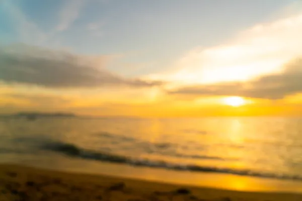 ชายหาดท สวยงามและทะเลเขตร อนท องฟ ดในเวลาพระอาท ตกส าหร นหล — ภาพถ่ายสต็อก