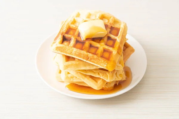 Hausgemachte Waffelstapel Mit Butter Und Honig Oder Ahornsirup — Stockfoto