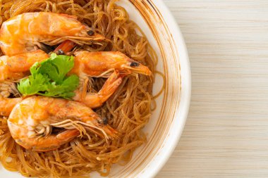 Güveçte veya fırında karides ve cam erişte veya vermicelli karides.