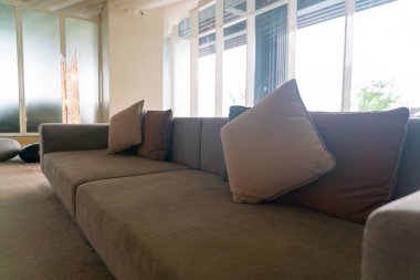 Kanepeye yakın konforlu yastıklar - seçici odak noktası