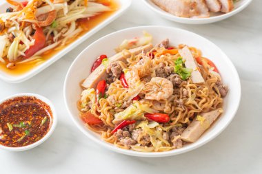 Asya usulü baharatlı erişte salatası, Tayland usulü.