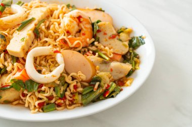 Anında baharatlı erişte salatası ve karışık et. Asya yemeği tarzı.