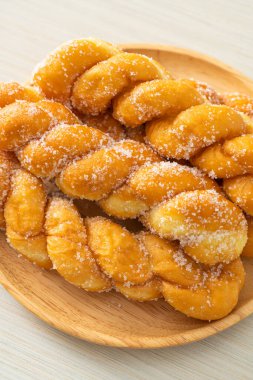 Tahta tabakta, sarmal şekilli şekerli çörek.