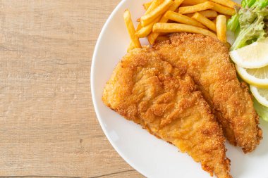 Patates cipsli ev yapımı sosisli Schnitzel, patates kızartmalı kızarmış tavuk, Avrupa yemeği tarzı.