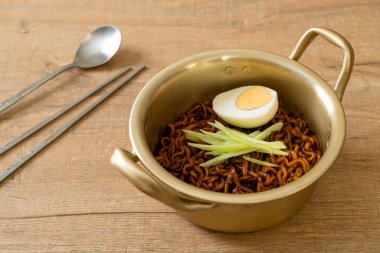 Kore fasulye soslu Anında Erişte salatalık ve haşlanmış yumurta (Jajangmyeon veya Jjajangmyeon) - Kore yemek tarzı