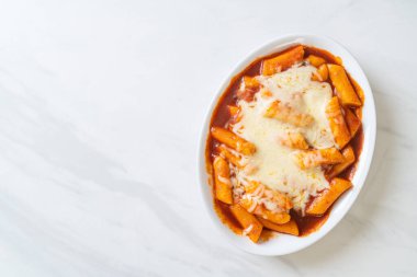 Peynirli Kore soslu Kore pirinç keki, peynirli Peynirli Tokpokki, Peynirli Tteokbokki - Kore yemeği tarzı