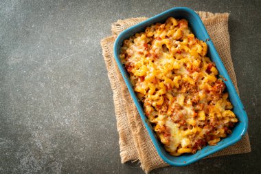 İtalyan usulü peynirli ev yapımı fırında makarna.