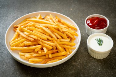 Patates kızartması ya da ekşi krema ve ketçaplı patates cipsi.