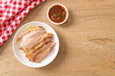 Tayland usulü ızgara domuz budu soslu Tayland yemeği.