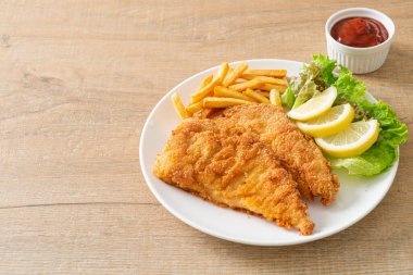 Patates cipsli ev yapımı sosisli Schnitzel, patates kızartmalı kızarmış tavuk, Avrupa yemeği tarzı.
