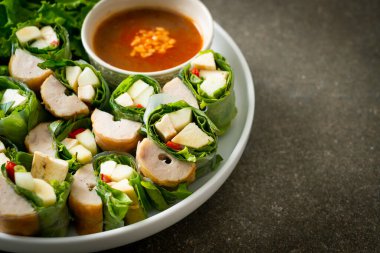 Vietnam köftesi dürümü veya Vietnam salatası dürümü veya Namnueng veya Nem Nuong - Asya yemeği tarzı