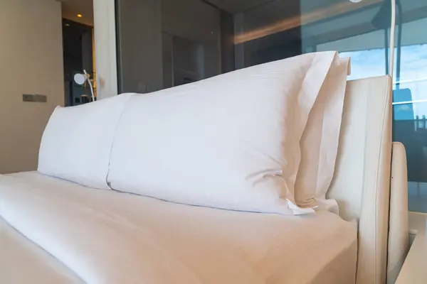 Білі Зручні Подушки Прикраси Ліжку Кімнаті — стокове фото