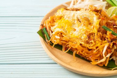 Pad Thai - Tayland usulü kızarmış erişte ve yumurta - Asya usulü
