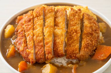 Tonkatsu soslu körili pilav domuz pirzolası ve kremalı omlet. Japon usulü.