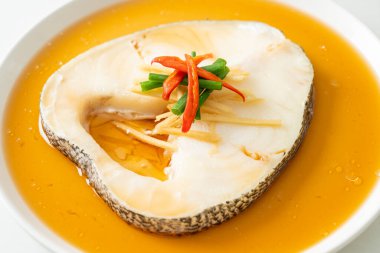 Soya soslu haşlanmış morina balığı ya da buğulanmış kar balığı ya da soya soslu Şili Bası.