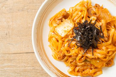 Kore usulü kimchi ve domuz etli kızarmış udon eriştesi.