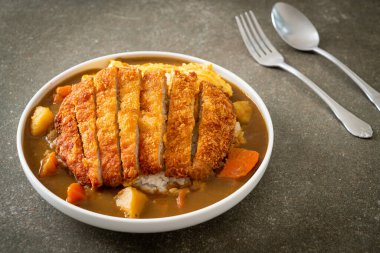 Tonkatsu soslu körili pilav domuz pirzolası ve kremalı omlet. Japon usulü.