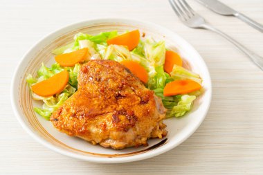 Teppanyaki teriyaki lahana ve havuçlu tavuk bifteği.