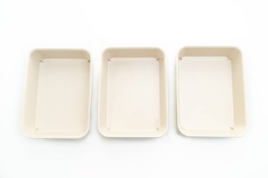 Beyaz arkaplanda plastik tepsi veya plastik kutu izole