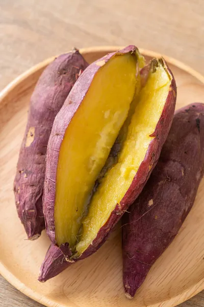 Japon usulü ızgara veya fırında Japon tatlı patatesi.