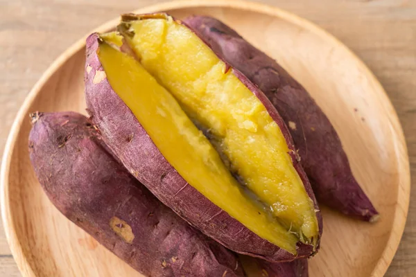 Japon usulü ızgara veya fırında Japon tatlı patatesi.