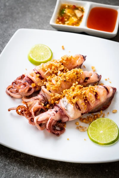 Sarımsaklı kızarmış kalamar - deniz ürünleri tarzı.