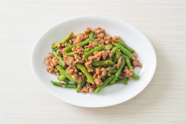 Kızarmış Fransız fasulyesi ya da kıymalı yeşil fasulye. Asya usulü.