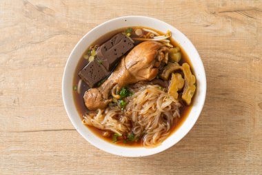 Kahverengi Çorba Kasesinde haşlanmış Tavuk Eriştesi - Asya usulü