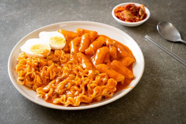 Baharatlı Kore soslu Ramen veya Kore hazır eriştesi ve Tteokbokki - Kore yemeği tarzı