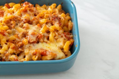 İtalyan usulü peynirli ev yapımı fırında makarna.