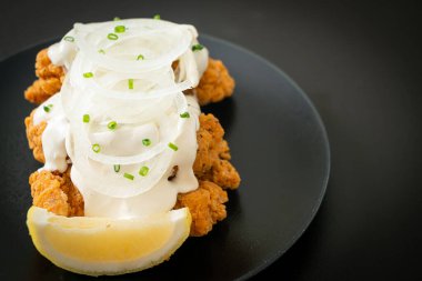 Kore usulü kremalı soğan soslu kar soğanı tavuğu ya da kızarmış tavuk.