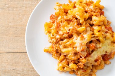 İtalyan usulü peynirli ev yapımı fırında makarna.