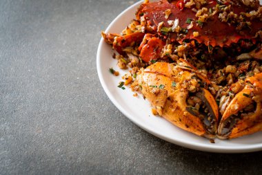 Baharatlı Tuz ve Biberli Kızarmış Yengeç - Deniz ürünleri tarzı