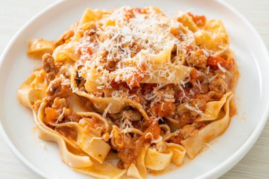 İtalyan usulü peynirli ev yapımı fettuccine bolonez.