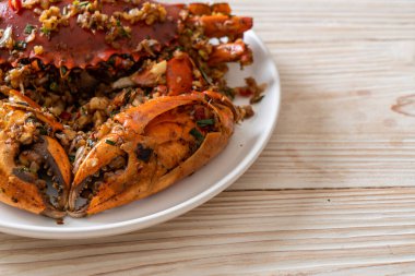 Baharatlı Tuz ve Biberli Kızarmış Yengeç - Deniz ürünleri tarzı