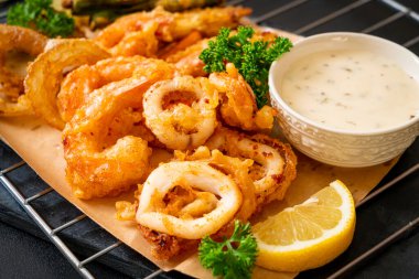 Kızarmış deniz ürünleri (karides ve mürekkep balığı) ve sebze karışımı - sağlıksız gıda tarzı